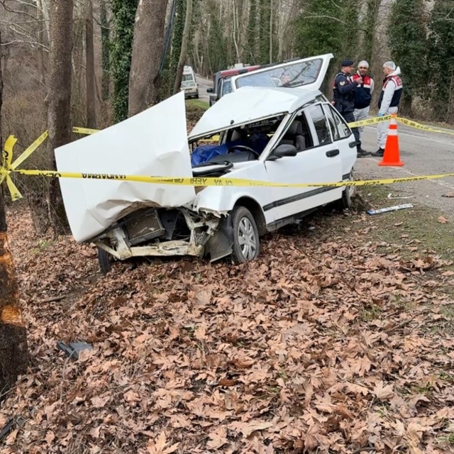 Otomobil ağaca çarptı: 1 ölü, 2 yaralı