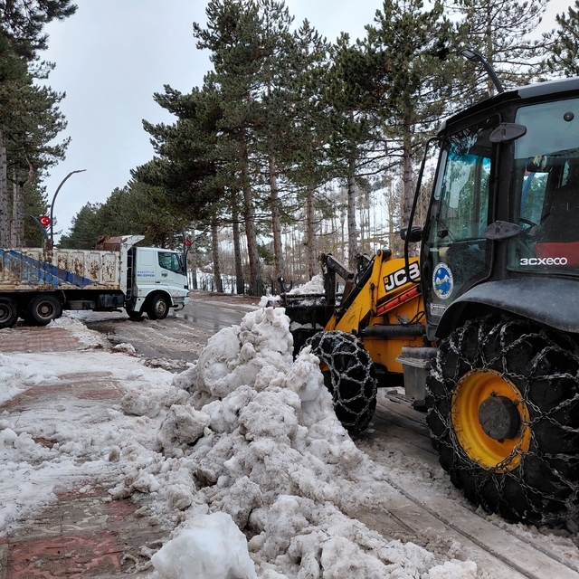 Başçiftlik ilçe merkezinde kar temizliği çalışmaları devam ediyor