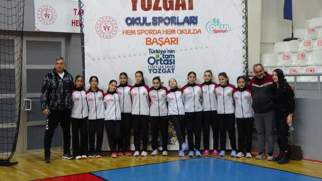 Yozgat'ta 15 ilden 224 sporcunun katılımıyla voleybol müsabakaları başladı