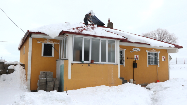 Ağrı'da evler karla kaplandı, Kars'ta öğrenciler oyunlarla eğlendi