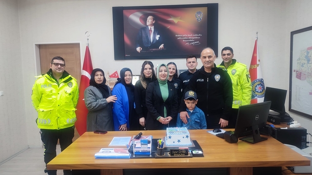 Yozgat'ta polislerden lösemiyi yenen çocuğa doğum günü sürprizi