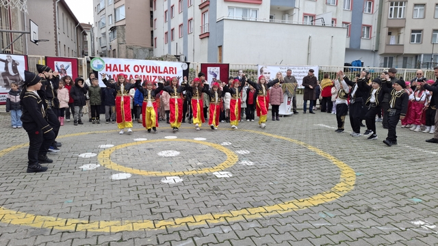 Sinop'ta öğrenciler arası halk oyunları yarışması düzenlendi