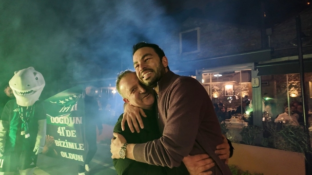 Kocaelisporlu taraftarlardan, Selçuk İnan'a 41. yaş sürprizi
Yeşil-siyahlı taraftarlar, teknelerle restorana çıkarma yaptı
Kocaelispor Teknik Direktörü Selçuk İnan:
"41 yaşında Kocaelispor'un hoca olmak herkese nasip olmaz"