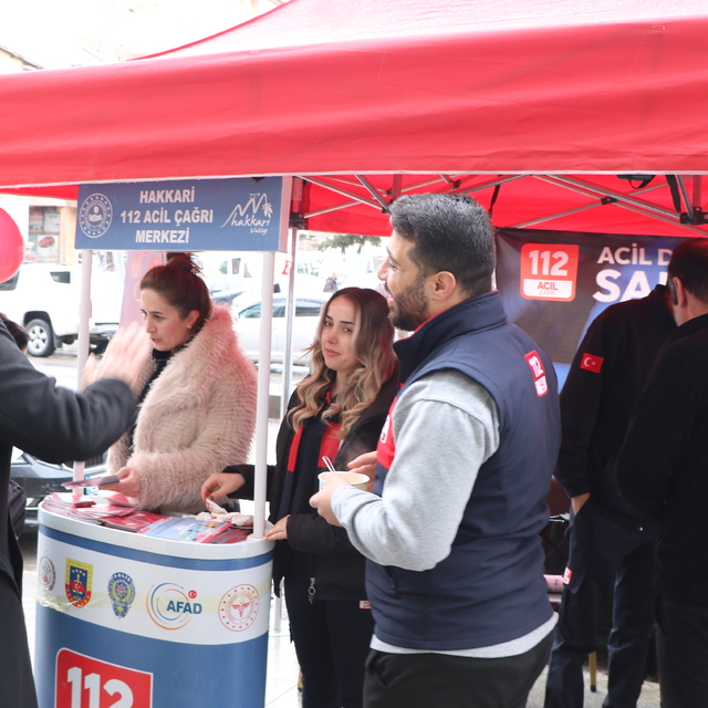 Hakkari'de 112 Günü dolayısıyla bilgilendirme standı açıldı