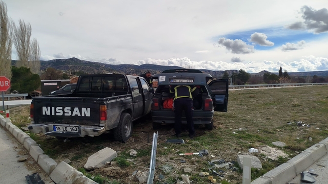 Burdur'da pikap ile otomobil çarpıştı: 3 yaralı