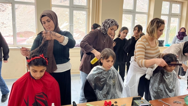 Köy okullarındaki kız öğrencilere ücretsiz kuaförlük hizmeti