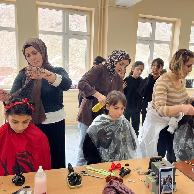 Köy okullarındaki kız öğrencilere ücretsiz kuaförlük hizmeti