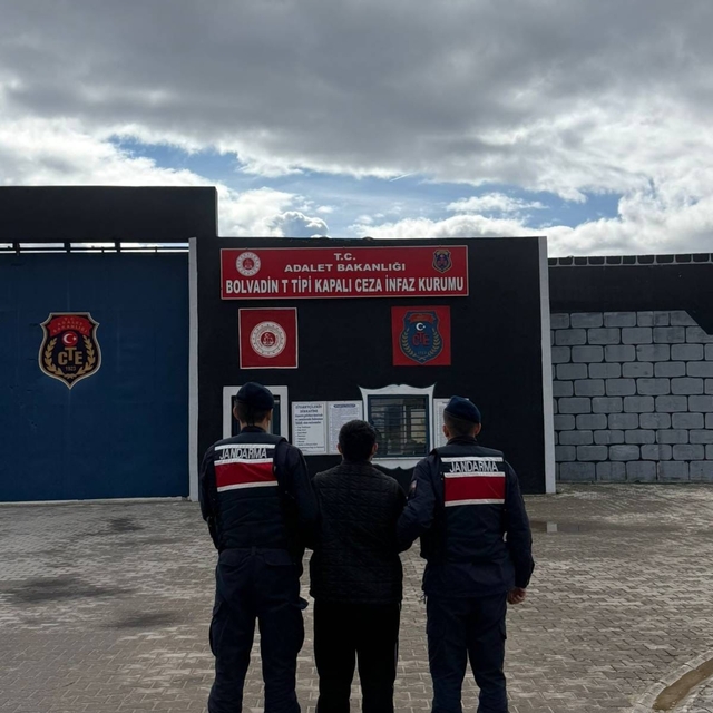 Hırsızlık suçundan aranan şahsı jandarma yakaladı