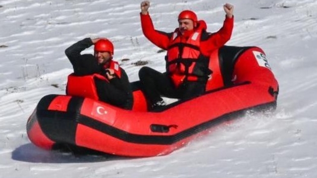 İşte farklı yönleri ve adrenalin tutkusuyla İçişleri Bakanı Mustafa Çiftçi portresi
Çiftçi, Erzurum'da valiliği döneminde umreye gönderdiği Aliye nineyi yaşadığı sürede hiç yalnız bırakmadı
Çiftçi'nin merhum Alparslan Türkeş'in kullandığı 1973 model araçla Erzurum caddelerini turladığı anlar unutulmadı
Palandöken Kayak Merkezi'nde 20 metre yüksekliğindeki buz duvarına defalarca tırmanan Çiftçi, ekstrem ve doğa sporlarından hiçbir zaman kopmadı