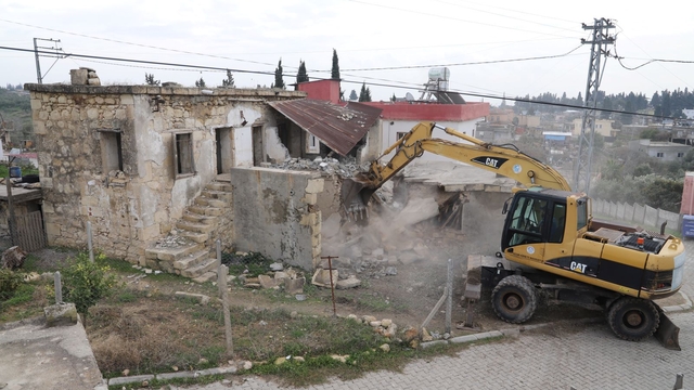 Mersin'in Akdeniz ilçesinde iki katlı metruk bina kontrollü yıkıldı