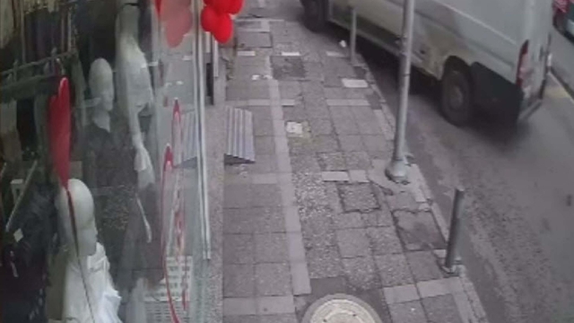 Freni boşalan minibüs, yolcu minibüsü ve yayaya ardından da mağaza duvarına çarptı; 2 yaralı