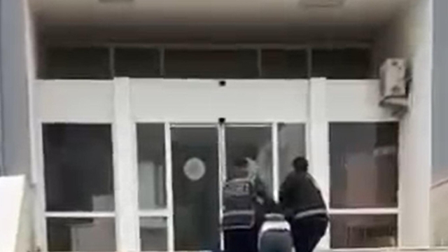 'Birini bıçaklamam lazım' diyerek evden çıkıp 16 yaşındaki kız çocuğunu bıçakladı