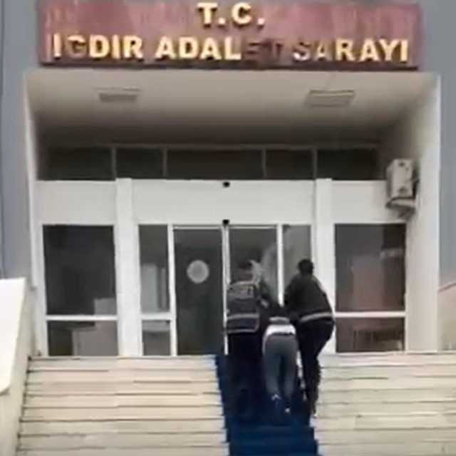 'Birini bıçaklamam lazım' diyerek evden çıkıp 16 yaşındaki kız çocuğunu bıç...