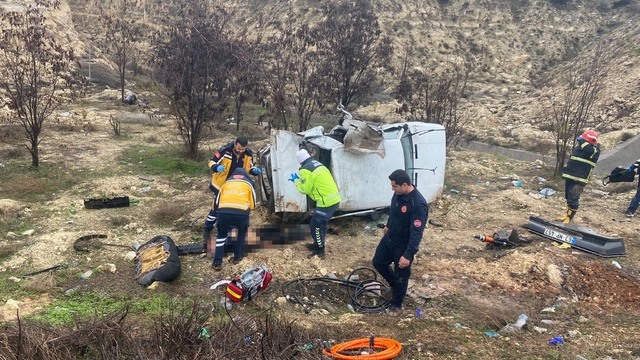 Kontrolden çıkarak şarampole uçan otomobildeki yolcu hayatını kaybetti