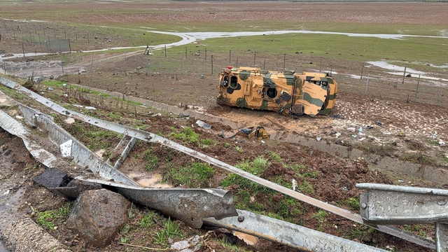 TAG Otoyolu'nda kontrolden çıkan askeri araç devrildi: 10 asker yaralandı
