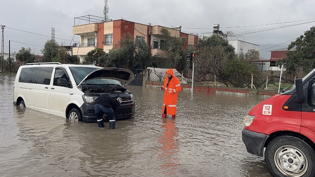 Osmaniye'de kuvvetli yağış: Yollar suyla doldu, araçlar yolda kaldı