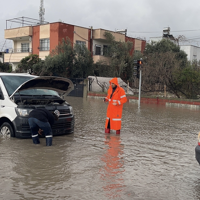 Osmaniye'de kuvvetli yağış: Yollar suyla doldu, araçlar yolda kaldı