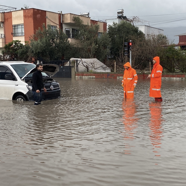 Osmaniye'de sağanak; yollar göle döndü, araçlar mahsur kaldı