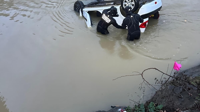 Trabzon'da göle devrilen otomobilin sürücüsü yaralandı