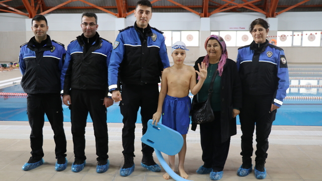 Amasya'da yüzme kursunun son gününü kaçıran Ayaz'ın isteğini polis yerine getirdi