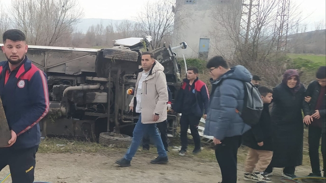 Tokat'ta öğrencileri taşıyan minibüs ile otomobilin çarpıştığı kazada 22 kişi yaralandı
