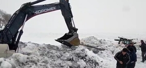 Çıldır Gölü'ne gömülen iş makinası çıkarıldı