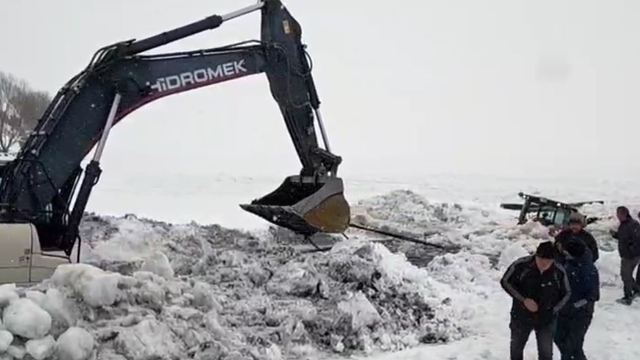 Çıldır Gölü'ne gömülen iş makinası çıkarıldı