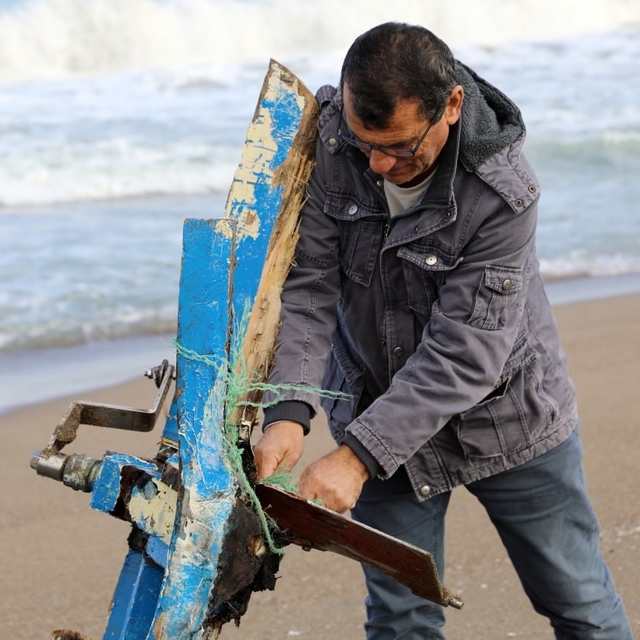 Sahilde 2 gün önce cansız bedeni bulunan balıkçının teknesi de aynı karaya...