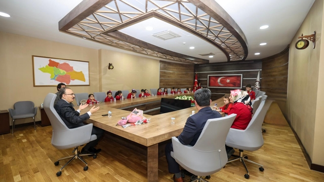 Siirt Valisi Kızılkaya, ilkokul öğrencilerini ağırladı