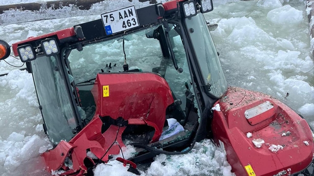 Buzu çözülen Çıldır Gölü'ne traktör düştü