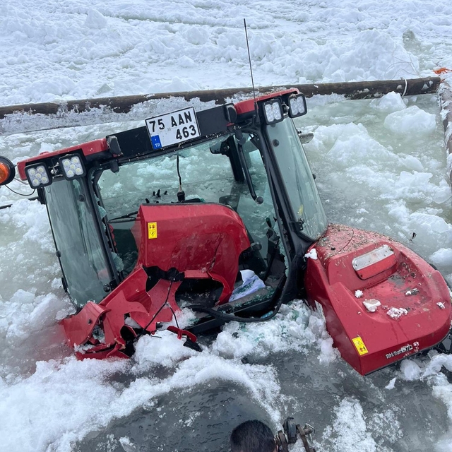 Buzu çözülen Çıldır Gölü'ne traktör düştü
