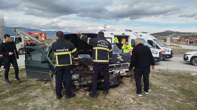 Burdur'da kamyonetle otomobilin çarpıştığı kazada 3 kişi yaralandı