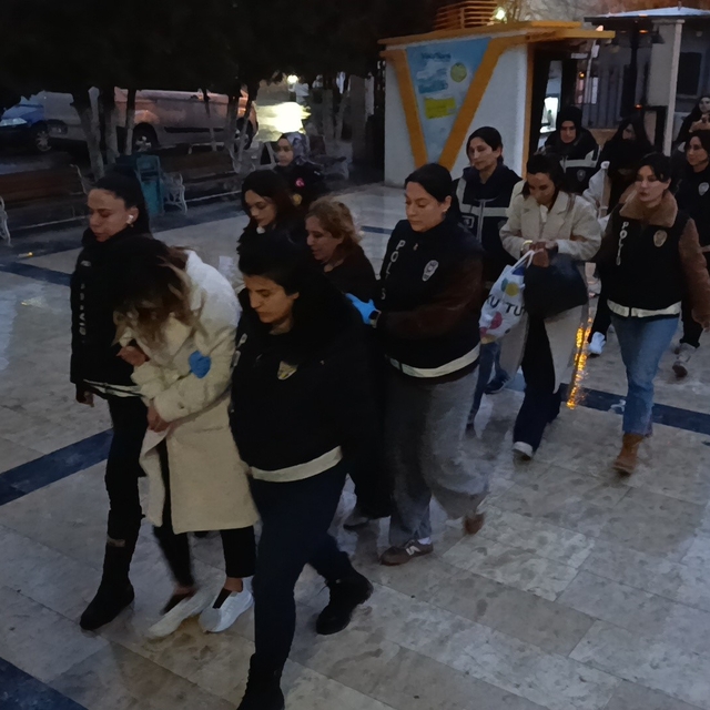 Şanlıurfa'da fuhuş operasyonunda gözaltına alınan 31 şüpheli adliyeye sevk...