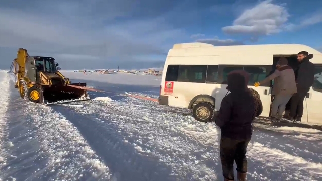 Kars'ta yolda mahsur kalan öğrencilerin imdadına ekipler yetişti