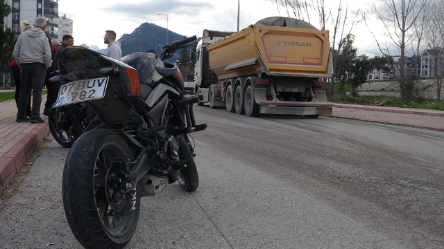 Okul dönüşü kamyon ile çarpışan motosikletteki 2 genç yaralandı