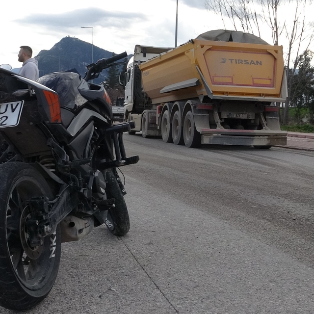 Okul dönüşü kamyon ile çarpışan motosikletteki 2 genç yaralandı