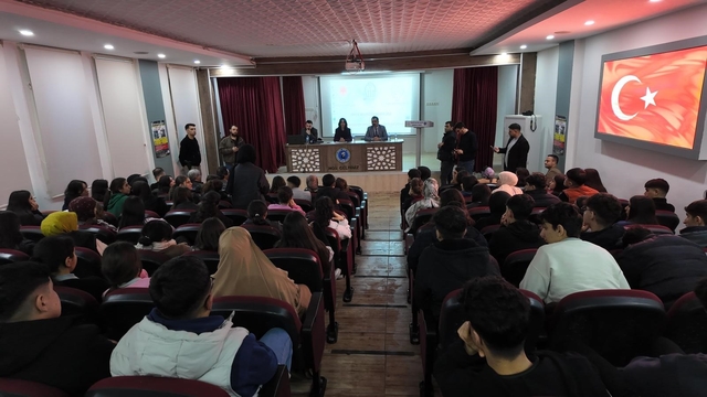 Siirt'te cumhuriyet savcıları lise öğrencilerini 'dolandırıcılık' konusunda bilgilendirdi