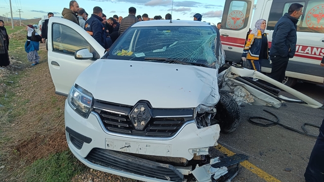 Mardin'de hafif ticari araç ile otomobilin çarpıştığı kazada 6 kişi yaralandı