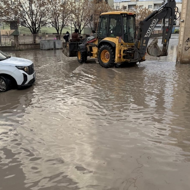 Nusaybin'de sağanak; yollar ve okul bahçeleri suyla doldu