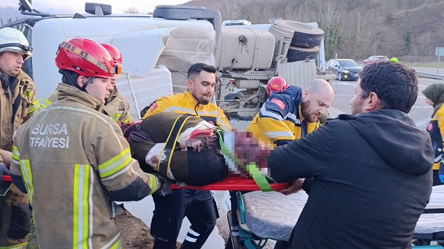 Kontrolden çıkan beton tankeri devrildi : Sürücü ağır yaralı