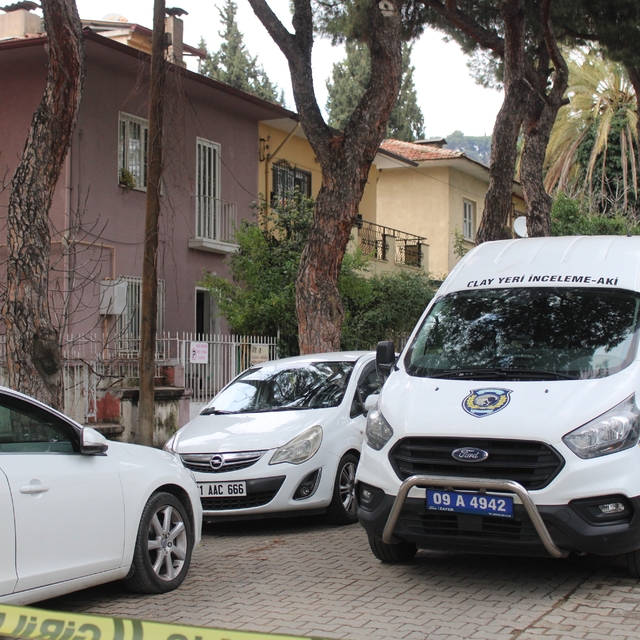 Bıçaklanarak öldürülen yaşlı çiftin evinde incelemeler sürüyor