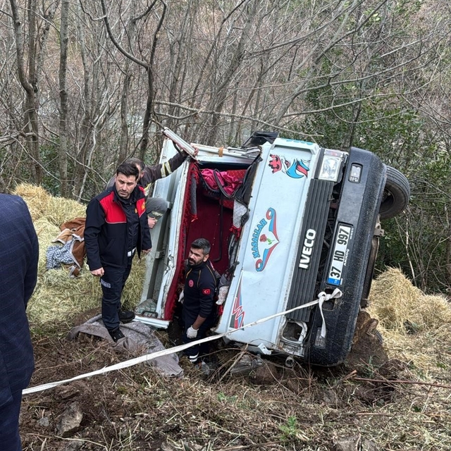 Kastamonu'da saman yüklü kamyonet, şarampole devrildi: 2 yaralı