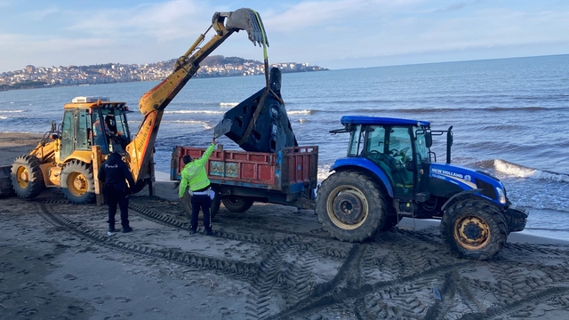Ordu'da kıyıda bulunan insansız hava aracı parçası, inceleme yapılmak üzere polise teslim edildi