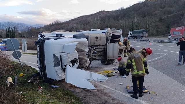 Kontrolden çıkan kuru beton tankeri refüje devrildi; 1 yearalı