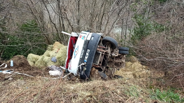 Kastamonu'da saman yüklü kamyon devrildi: 2 yaralı