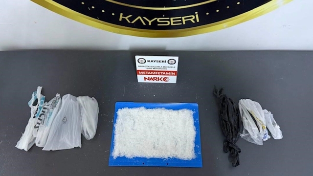 Kayseri'de eş zamanlı uyuşturucu operasyonu: 3 gözaltı
Operasyonlarda 1 kilo 200 gram uyuşturucu madde ele geçirildi