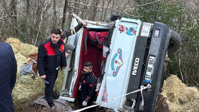 Kastamonu'da saman yüklü kamyonet, şarampole devrildi: 2 yaralı