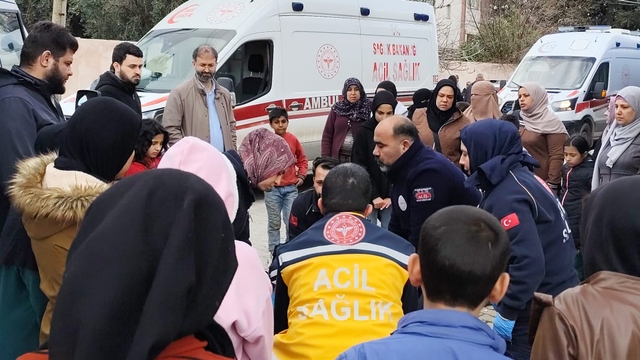 Hatay'da öğrenci servisi ile otomobil çarpıştı: 15 yaralı