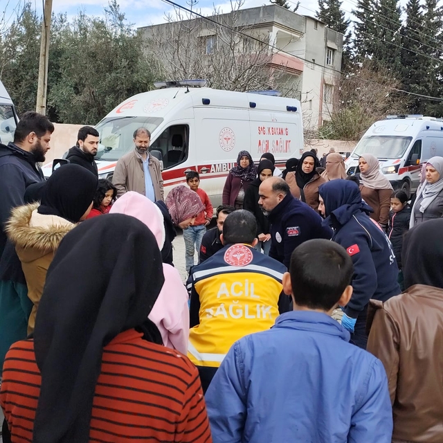 Hatay'da öğrenci servisi ile otomobil çarpıştı: 15 yaralı