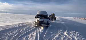Kars'ta kara saplanan öğrenci servisi kurtarıldı